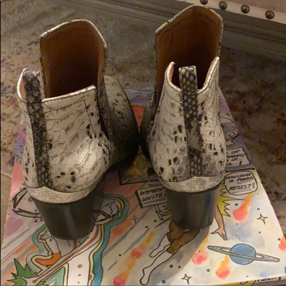 Never worn!! In box size 8 - - Picture 4 of 4